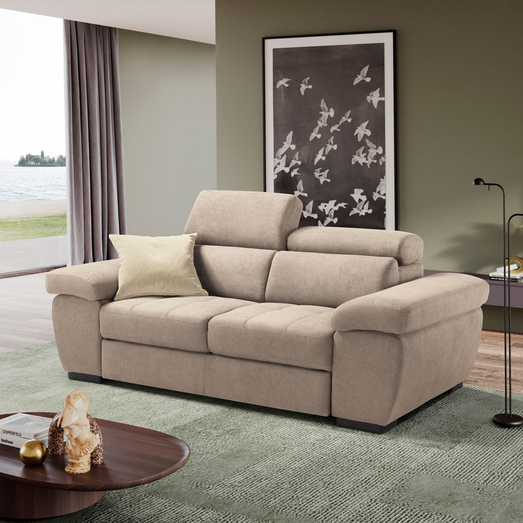 Alexa di Komodo è il divano che si adatta a qualsiasi tipologia di arredo. Le sue linee morbide e semplici garantiscono una comodità senza eguali. È dotato di 2 poggiatesta regolabili manualmente studiati per il massimo confort della zona cervicale e un carrello estraibile che lo trasforma in pochi secondi in un pratico letto. Realizzato in Italia da esperti artigiani. Komodo, il divano Italiano è garanzia di divani di alta qualità al giusto prezzo.